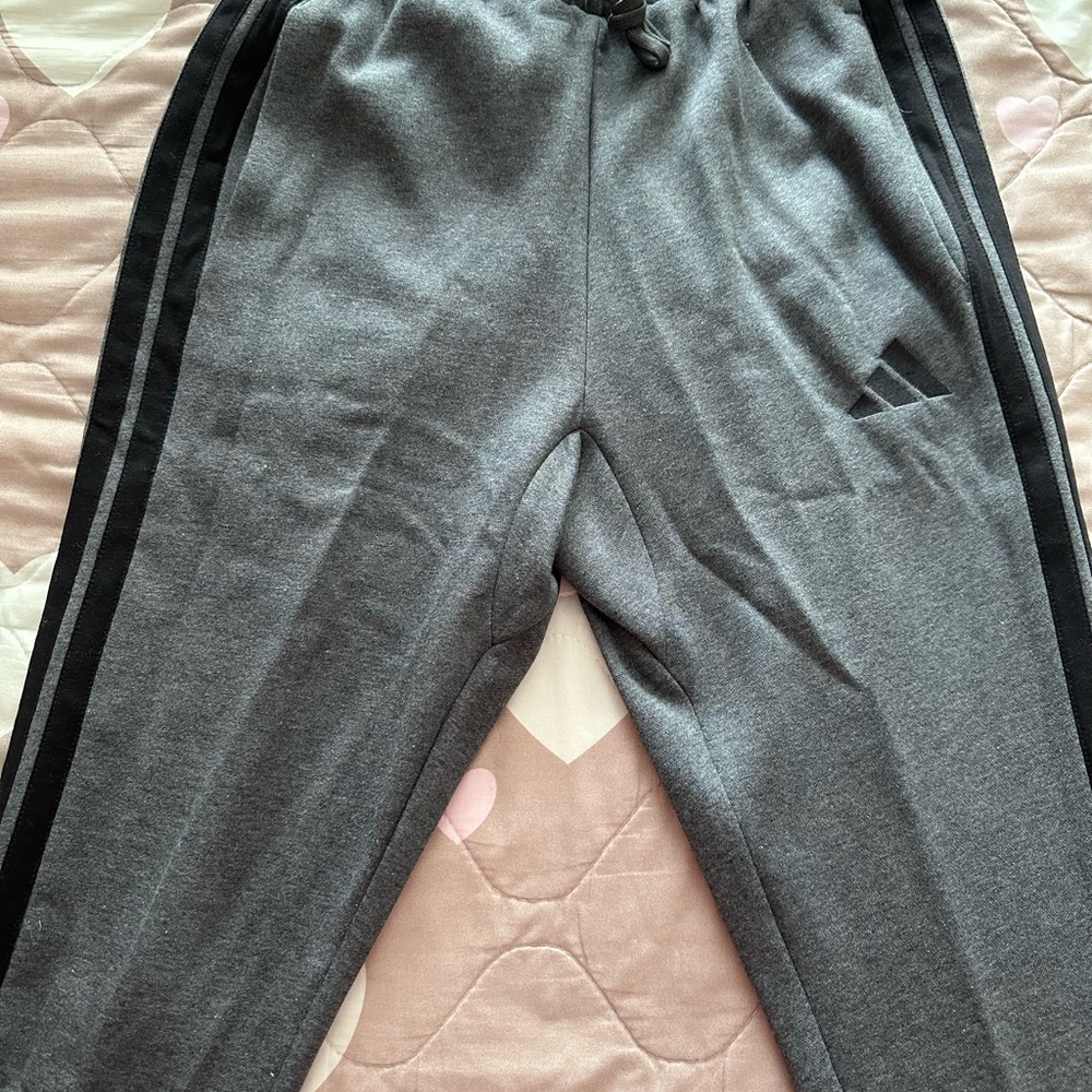 Adidas Men's Essentials 3 Stripes Fleece Pants Joggers Size Small ( NWT )